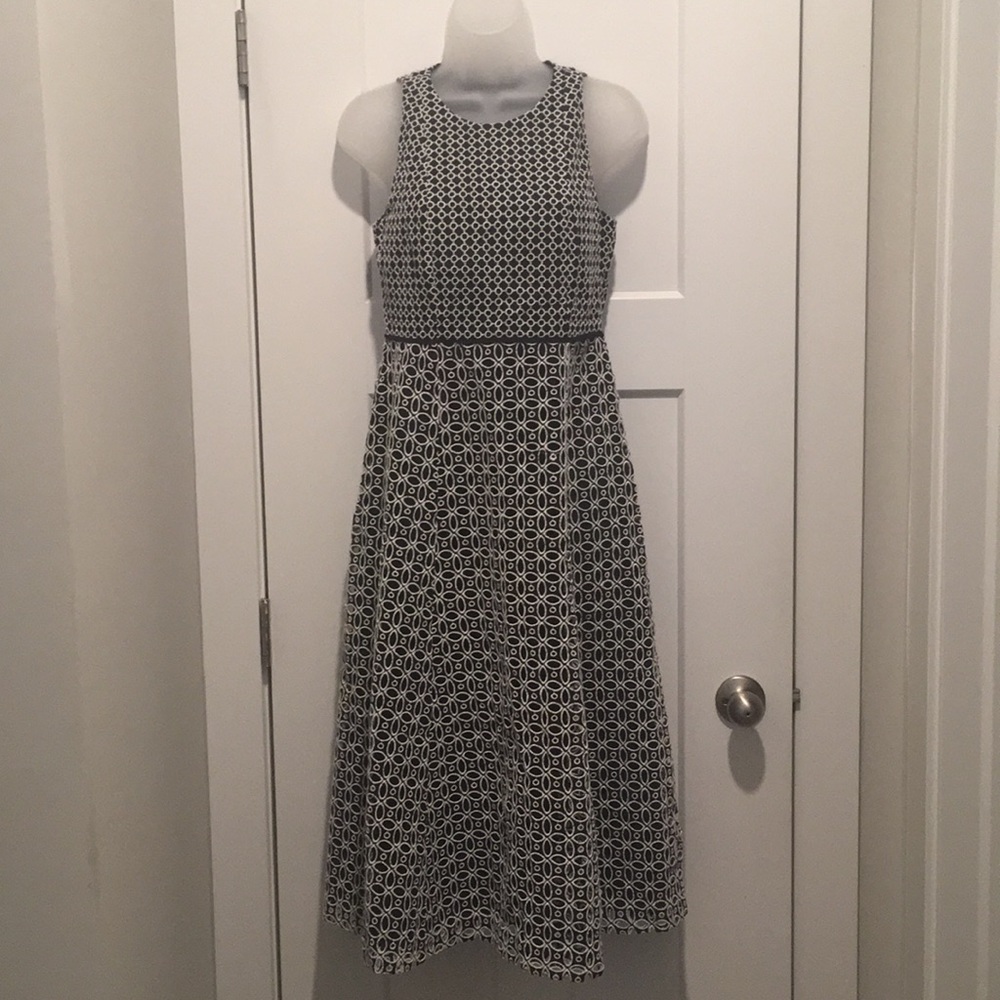 Sleeveless Navy /White Embroidered Dress 👗,size-0